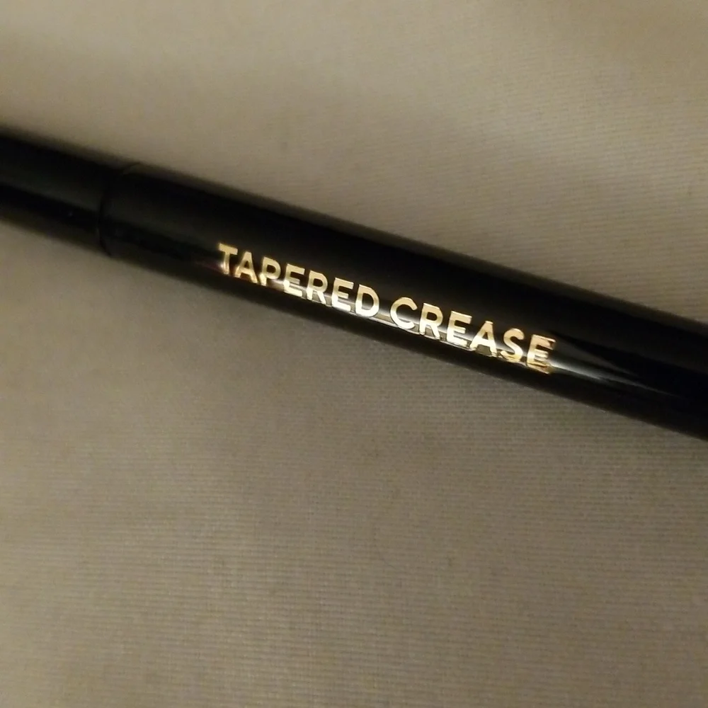 4/25 bundle item. Shades by Shan Tapered Crease Brush